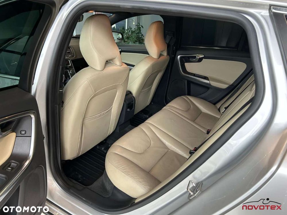 Volvo V60 D4 Geartronic Summum - 25