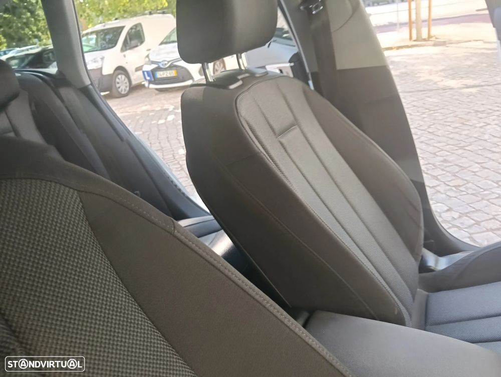 Audi A4 Avant 2.0 TDI Design S tronic - 25