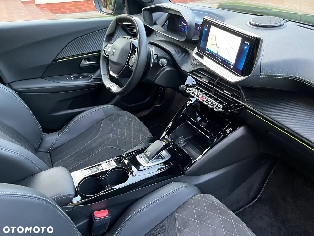 Peugeot 2008 PureTech 130 EAT8 GT - 32