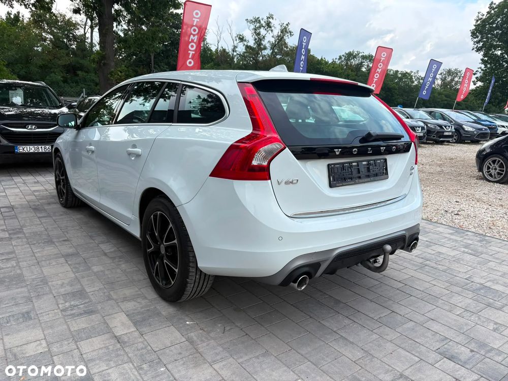 Volvo V60 D6 AWD Plug-in Hybrid R-Design Momentum - 7
