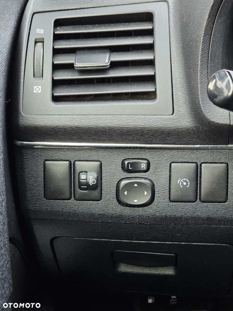 Toyota Avensis 1.6 Premium - 31