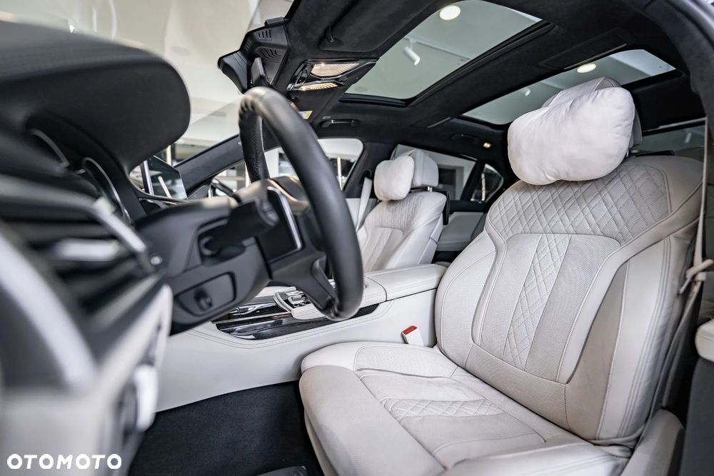 BMW Seria 7 M760Li xDrive - 25