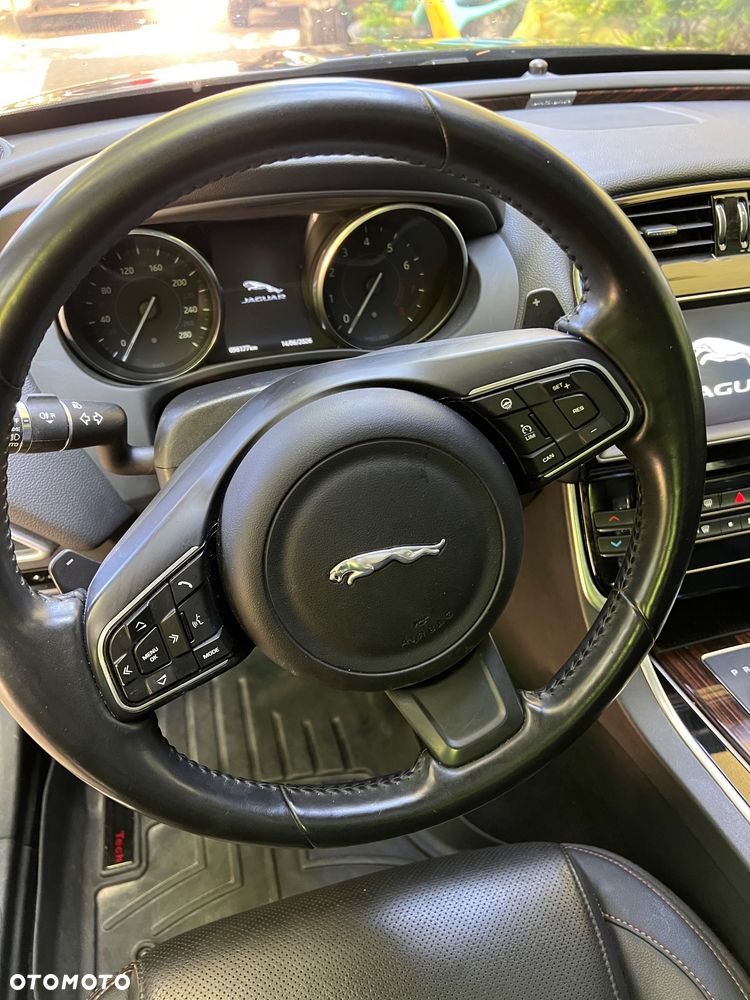 Jaguar XE S - 13