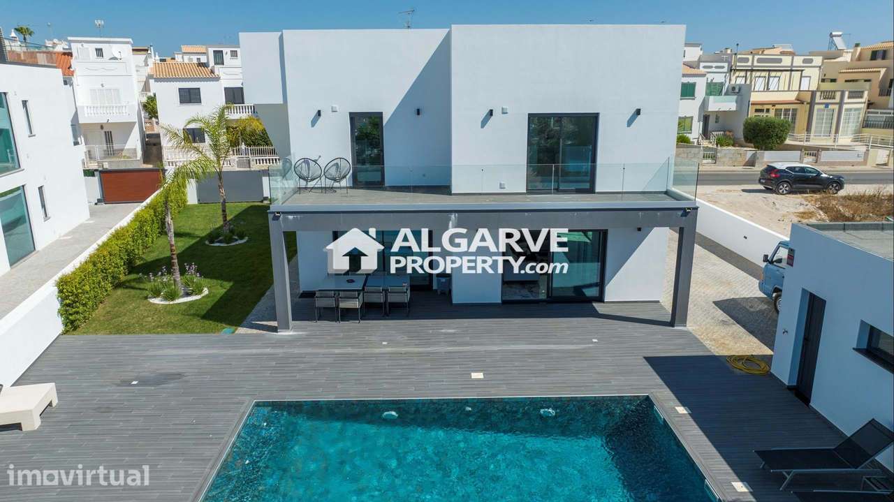 Maravilhosa moradia T4 a poucos passos da praia da Fuseta, Algarve - Grande imagem: 2/44