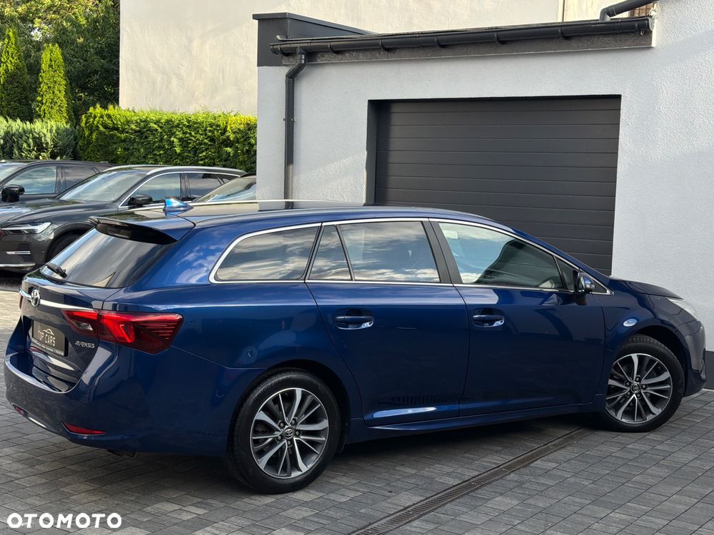 Toyota Avensis 1.8 Premium MS - 24