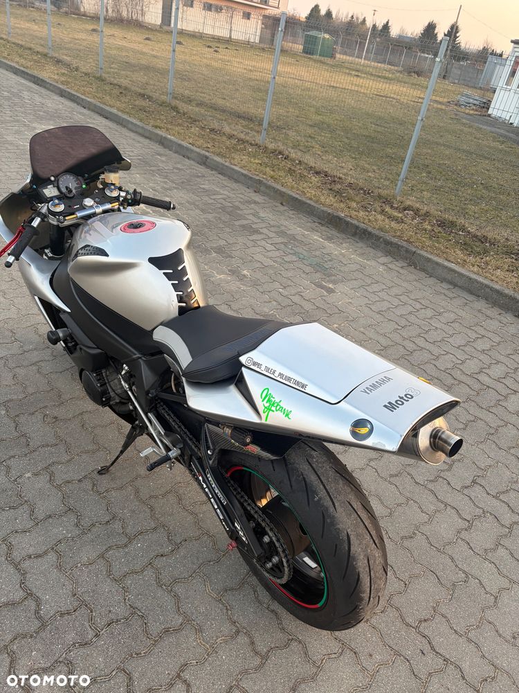 Yamaha R1 - 18