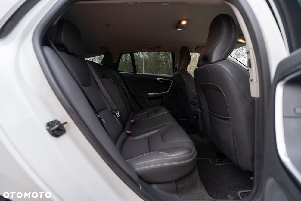 Volvo V60 D3 R-Design - 18