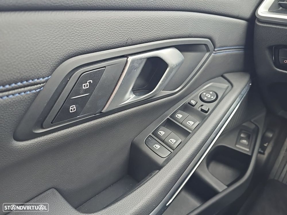 BMW 320 d Pack Desportivo M Auto - 24