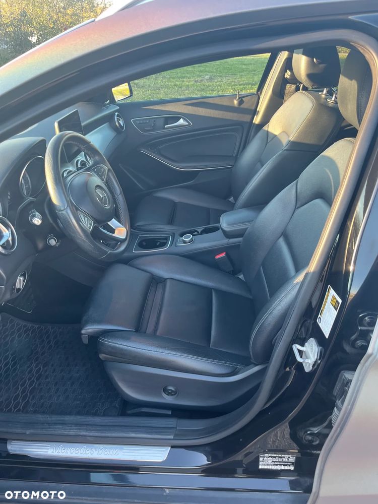 Mercedes-Benz GLA 250 4Matic 7G-DCT - 12