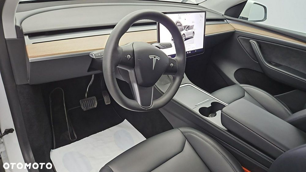 Tesla Model Y - 9