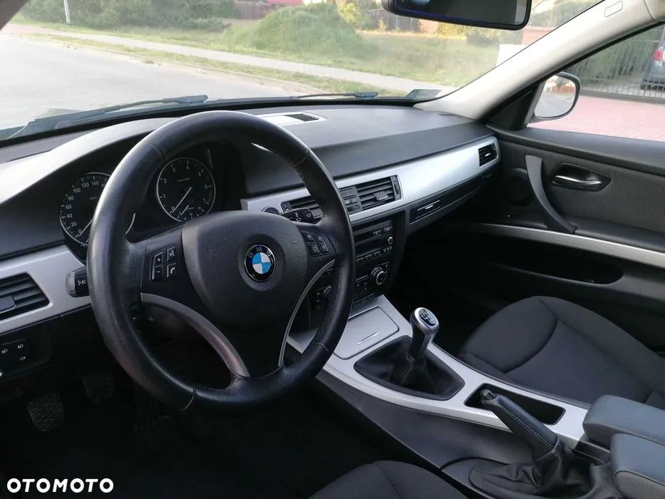 BMW Seria 3 318i Touring - 5