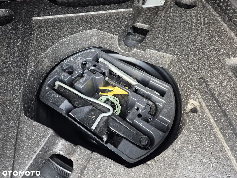 Peugeot 308 SW 1.6 BlueHDi Allure S&S - 14