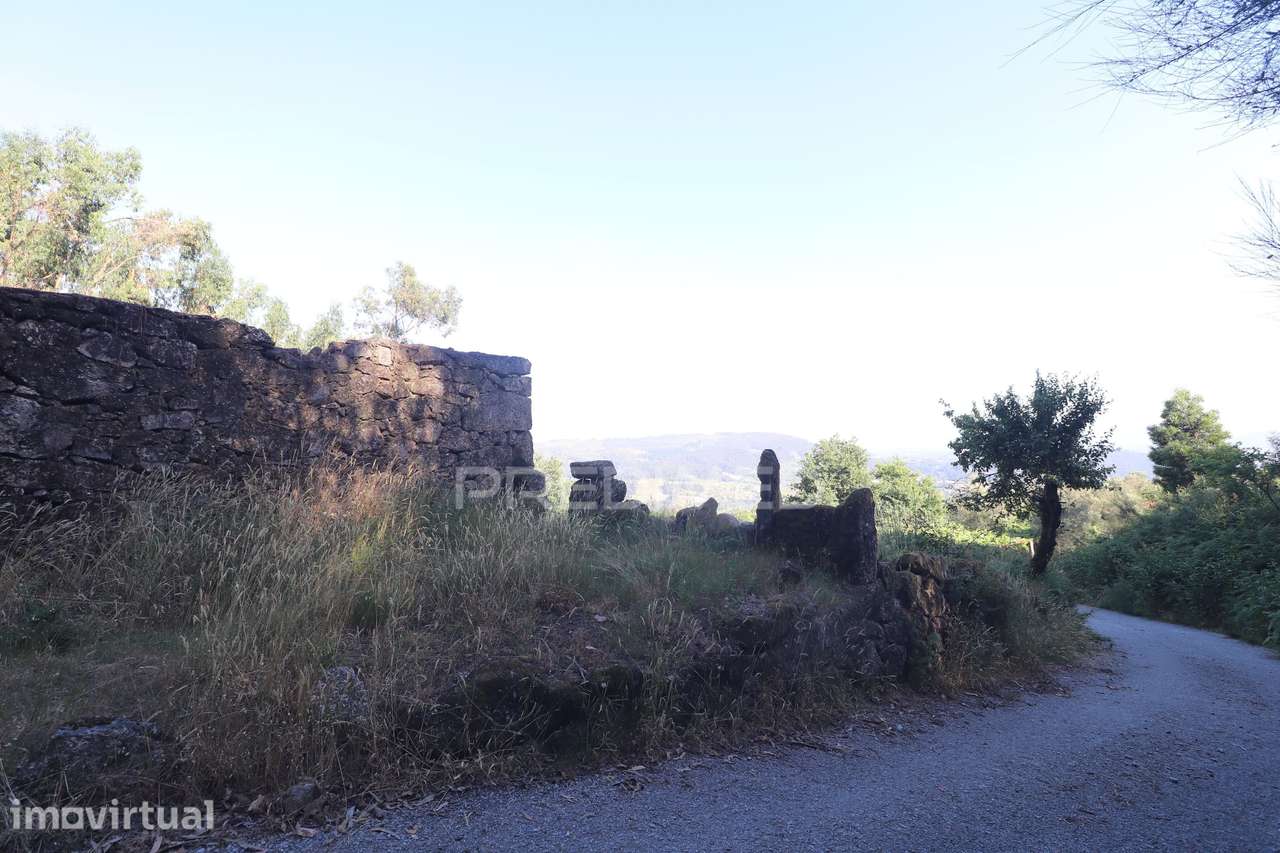 Terreno para Construção com Artigo Rústico em Vila Verde - Grande imagem: 2/23
