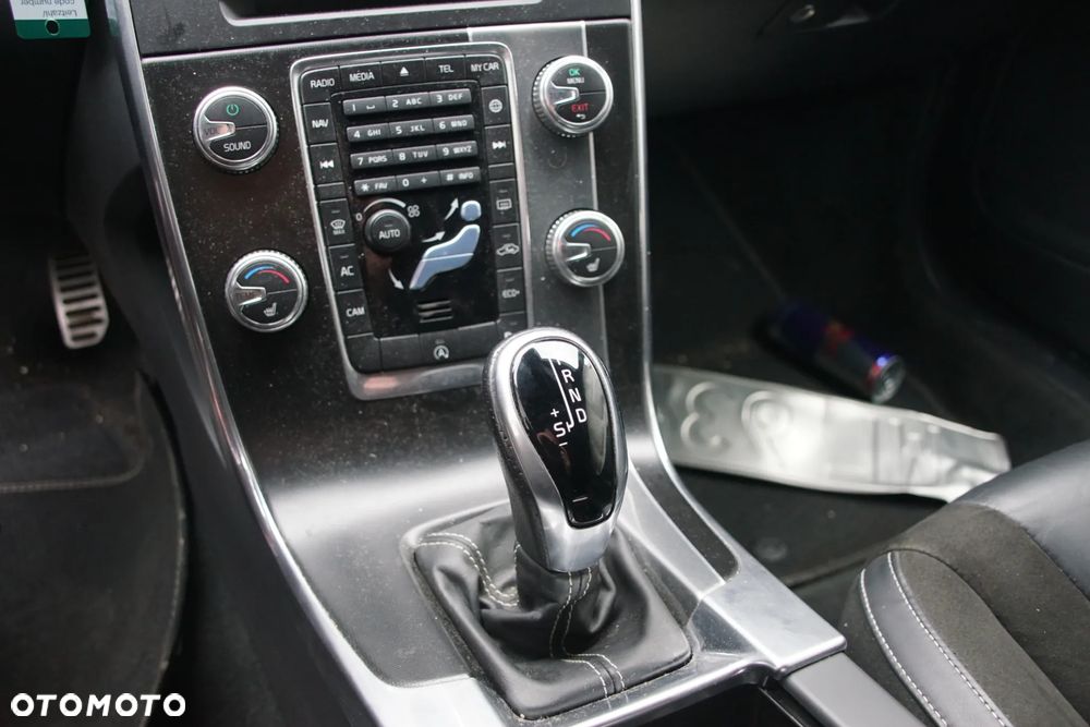 Auto na części - Volvo V60 I R-Design Lift 2.0 D4 190 KM D4204T14 TG-81SC 612 2018R Silnik Skrzynia Drzwi Błotnik Klapa Lampa Lusterko Klamka Szyba Deska Kokpit Sterownik Moduł Czujnik Licznik Wyświetlacz Panel Kierownica - 14