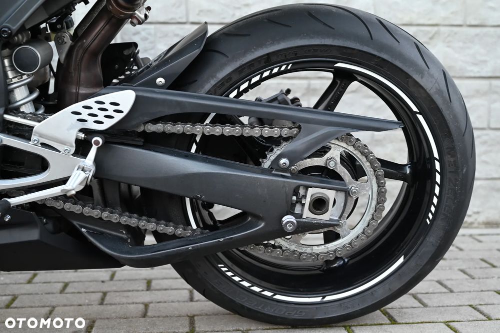 Yamaha R1 - 30
