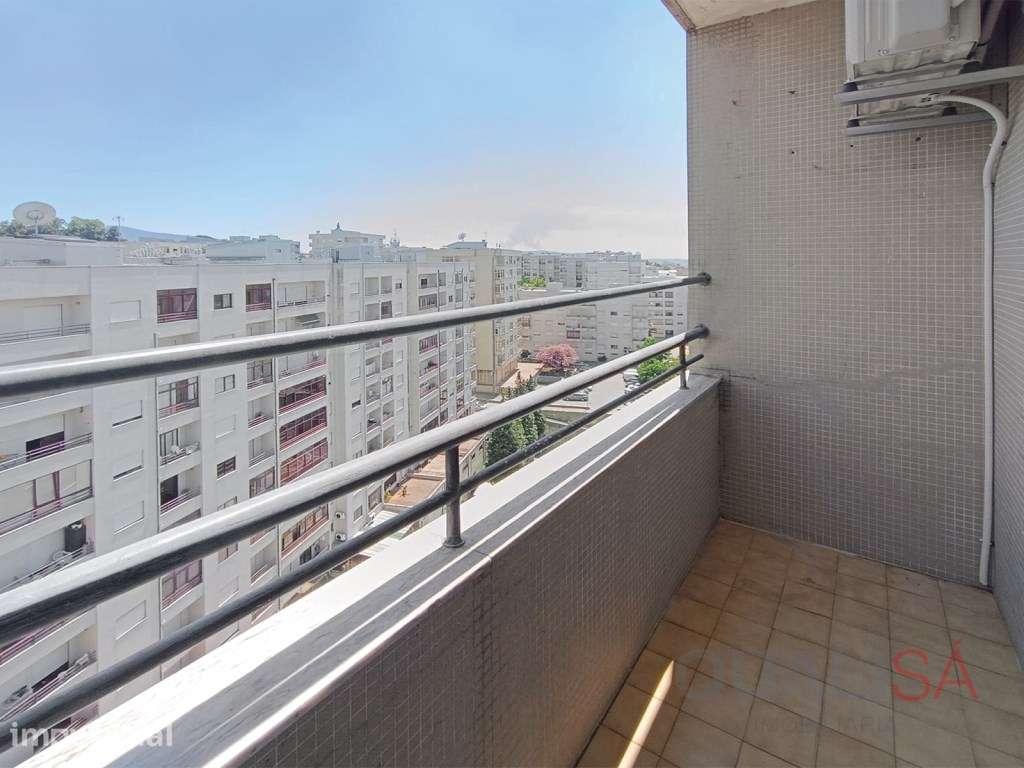 Apartamento T3 remodelado, com varanda e garagem fechada, em S. Vic... - Grande imagem: 4/42