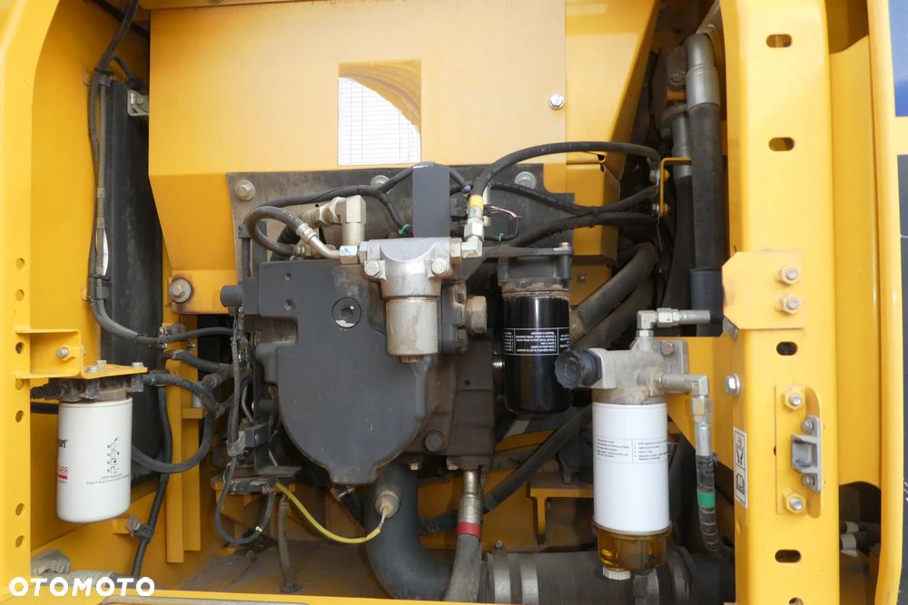 Komatsu PC 210LC-10 - 18