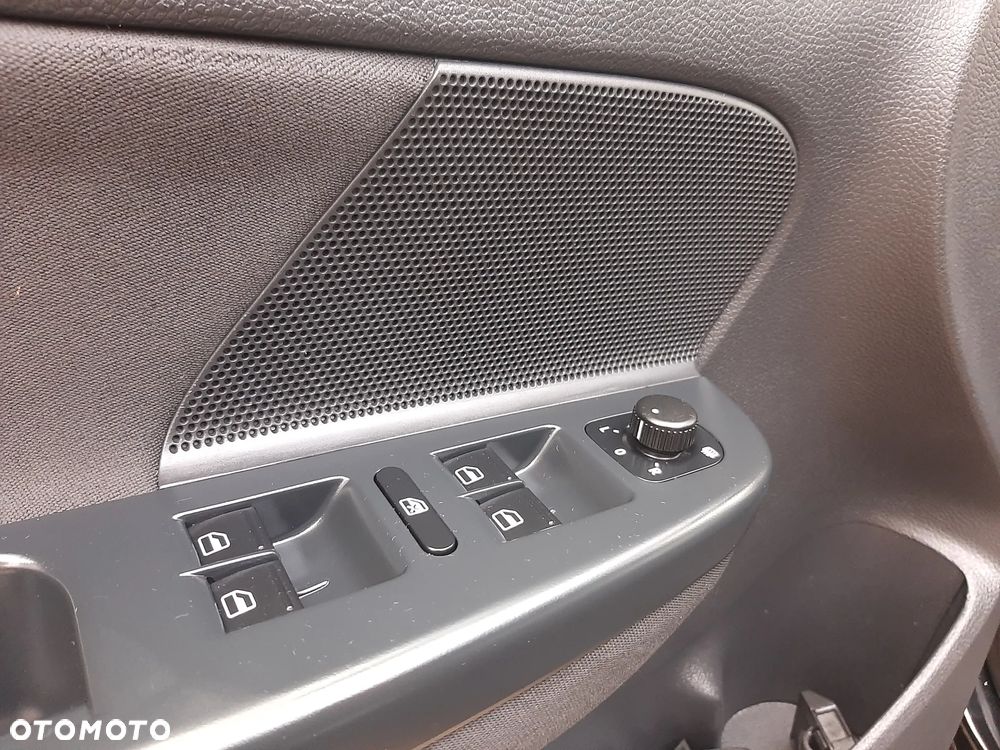 Volkswagen Golf 1.6 TDI DPF Highline - 26