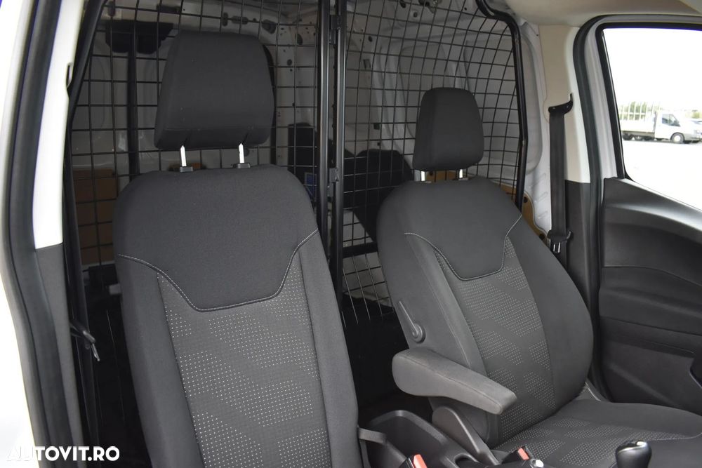 Ford Transit Courier - 29