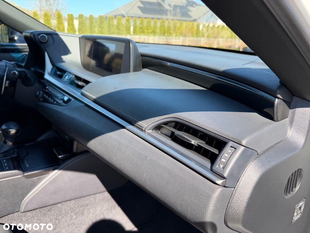 Lexus ES 300h Business Line - 34