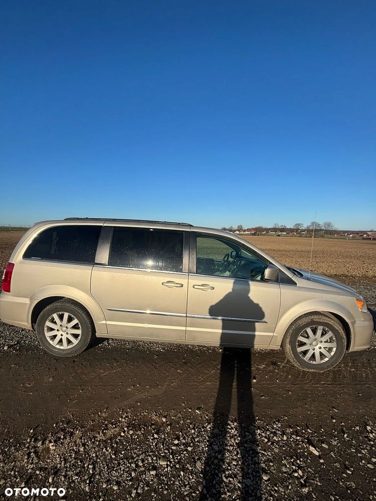 Chrysler Town & Country - 16