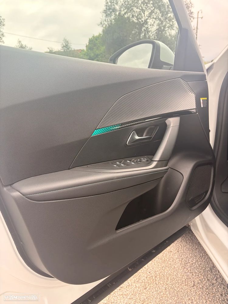 Peugeot e-2008 Allure - 8