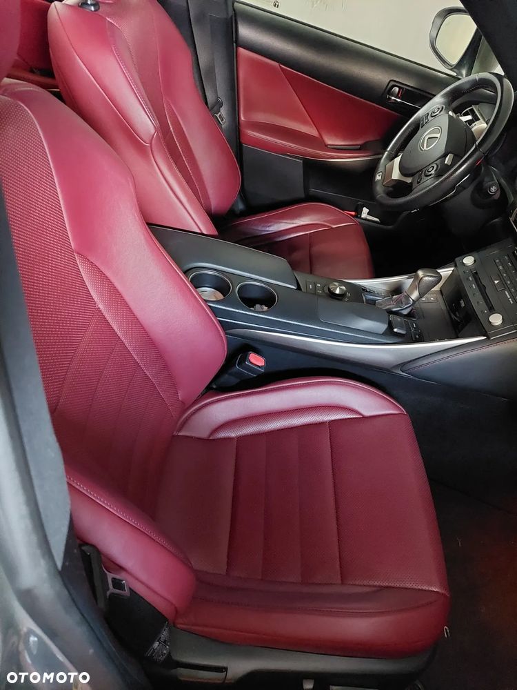 Lexus IS 300h F Sport - 9