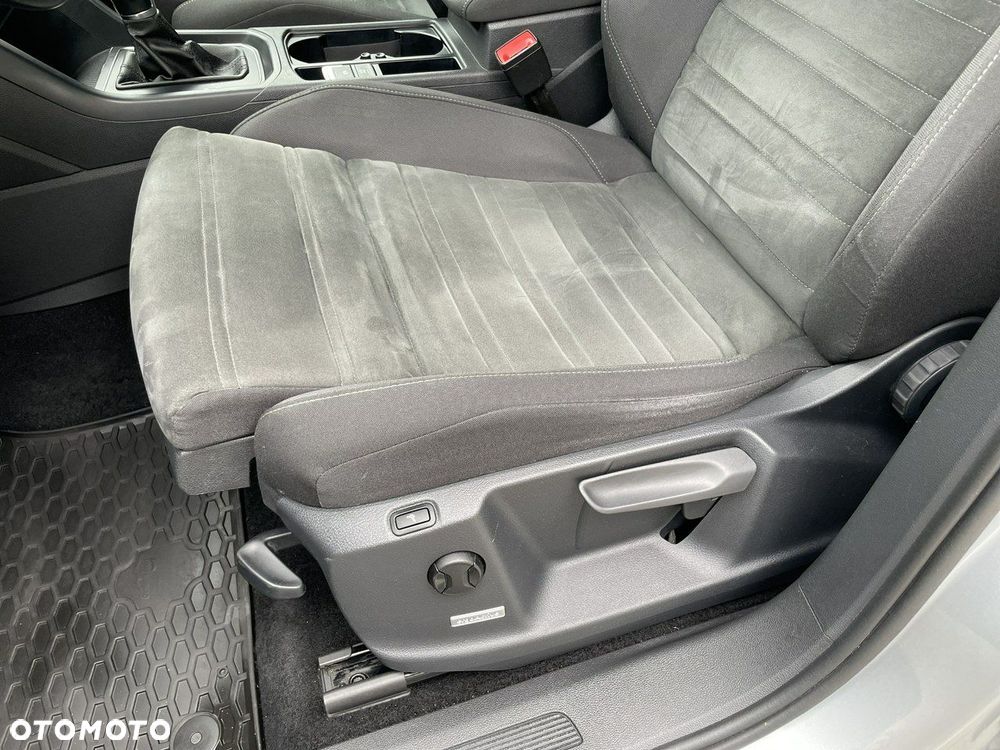 Volkswagen Touran - 12