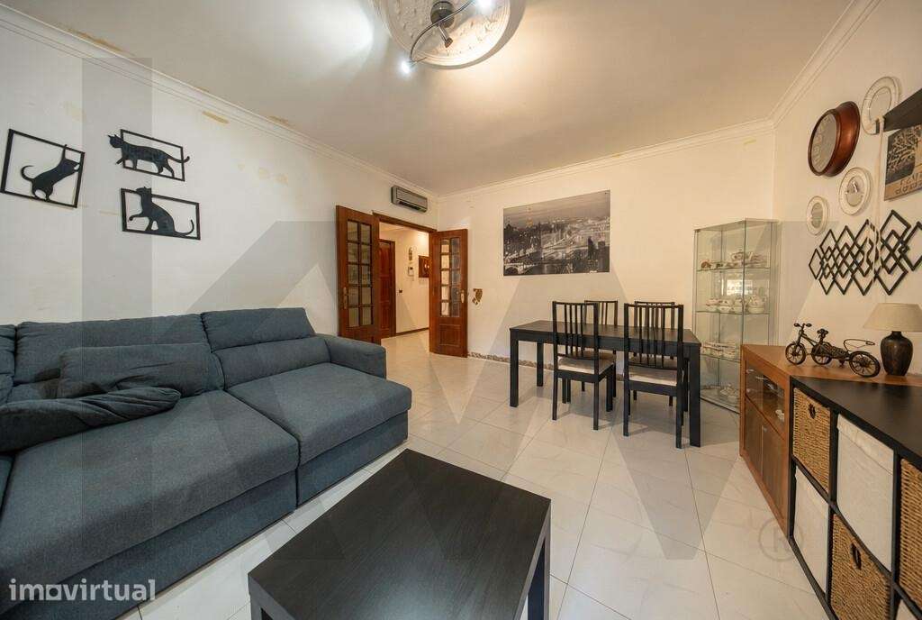T2 para Renovar em Loures | 90 m2 - Grande imagem: 2/16