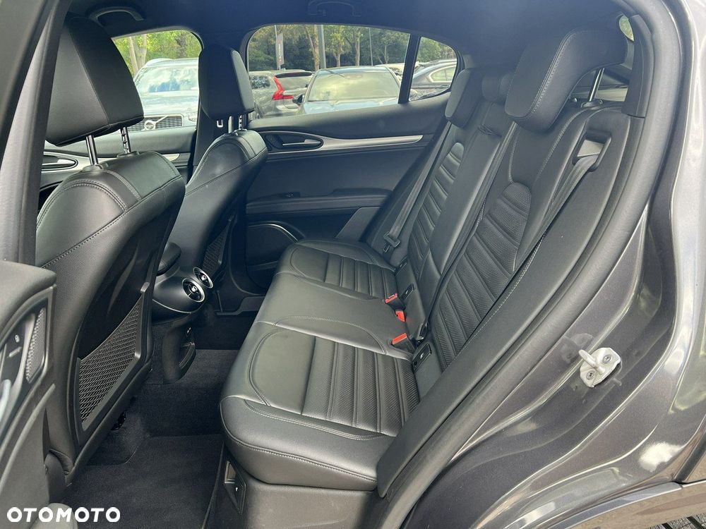 Alfa Romeo Stelvio - 32