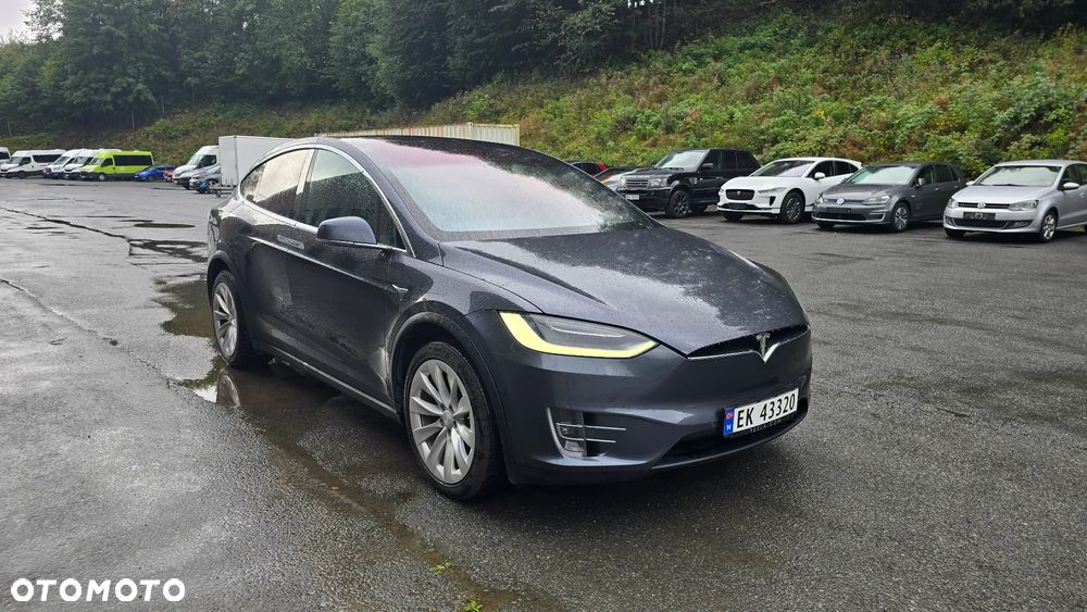 Tesla Model X - 3