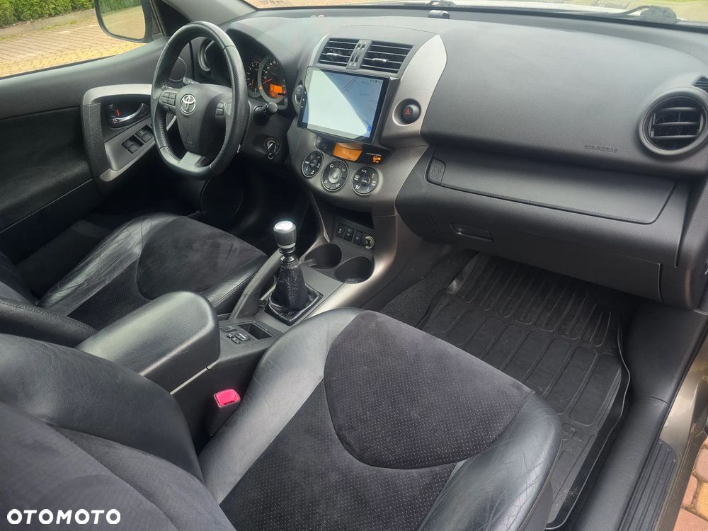 Toyota RAV4 2.0 VVT-i Premium - 11