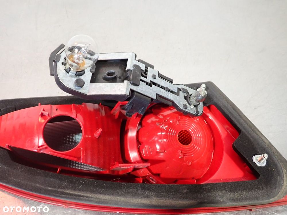 LAMPA PRAWA TYLNA KLAPA SEAT LEON II - 11