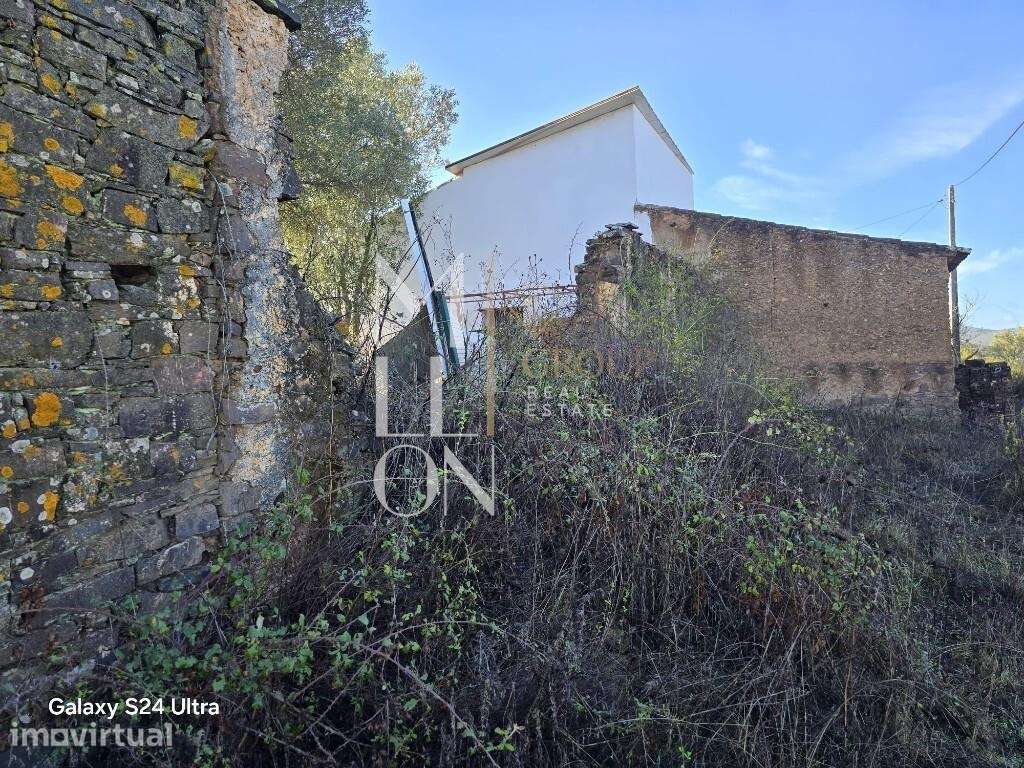 Casa em ruína com muito potencial inserida num terreno com 5920 m2 - Grande imagem: 4/9