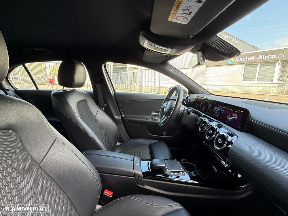 Mercedes-Benz A 180 7G-DCT Special Edition - 13