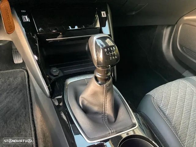 Peugeot 2008 1.2 PureTech Allure - 23