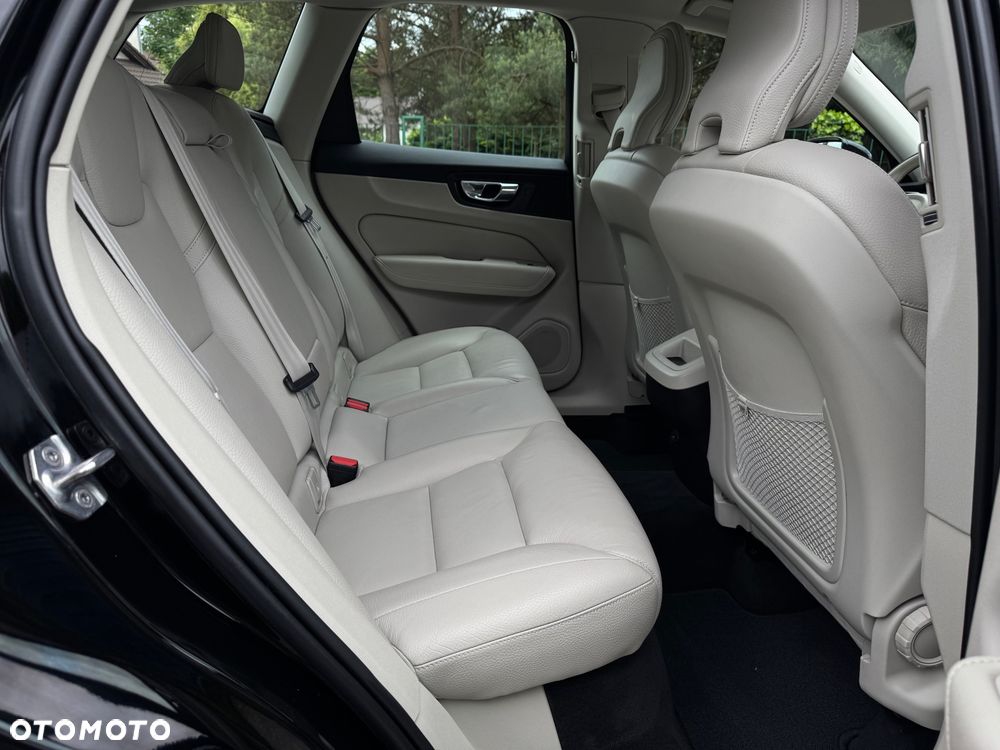 Volvo XC 60 B4 D AWD Geartronic Momentum Pro - 24