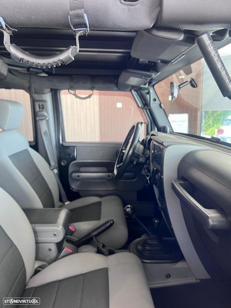 Jeep Wrangler Unlimited 2.8 CRD DPF Sport - 25