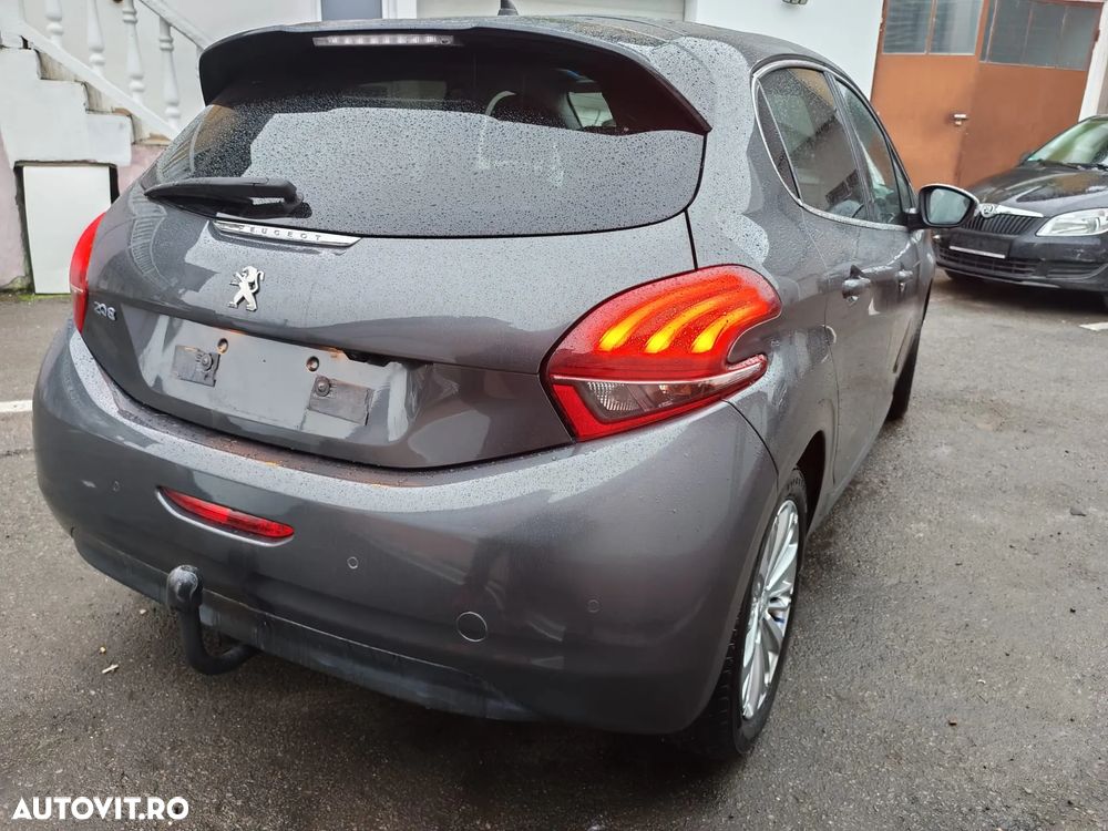 Peugeot 208 1.6 e-HDi FAP STT Allure - 12