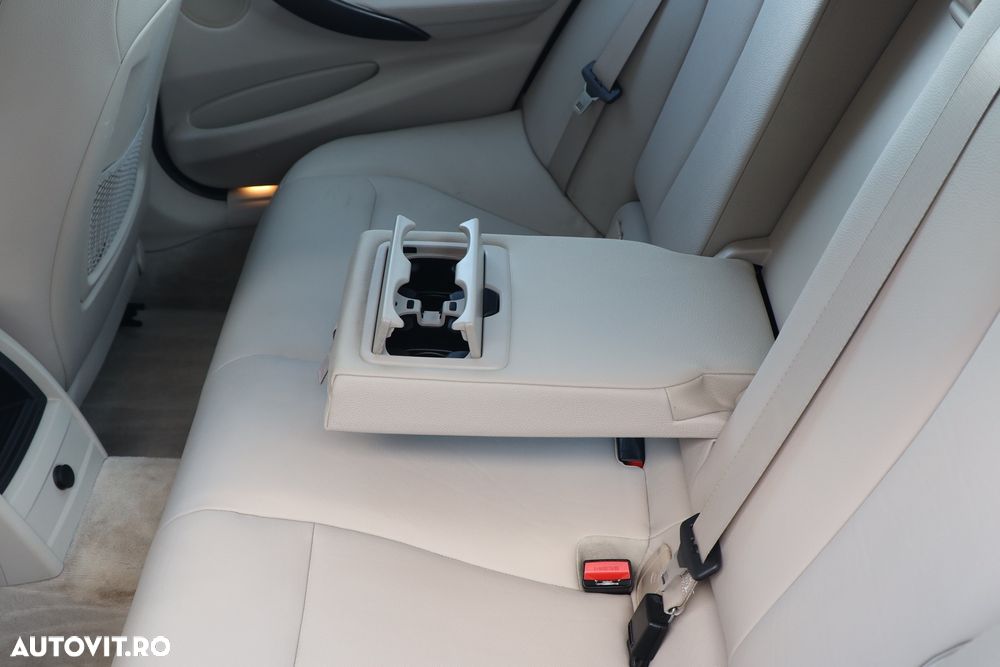 BMW Seria 3 318d Touring Modern Line - 28