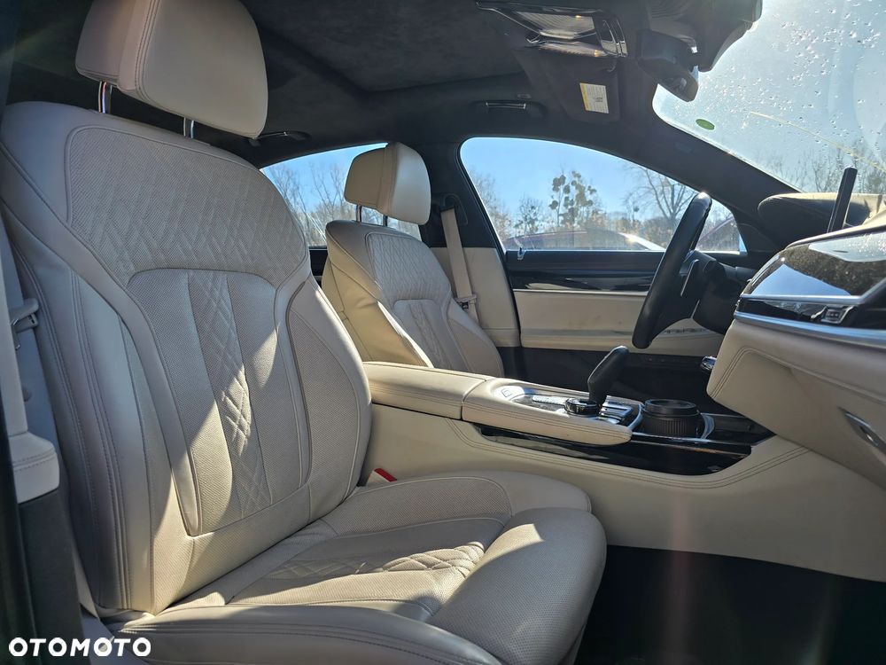 BMW Seria 7 750i xDrive - 13