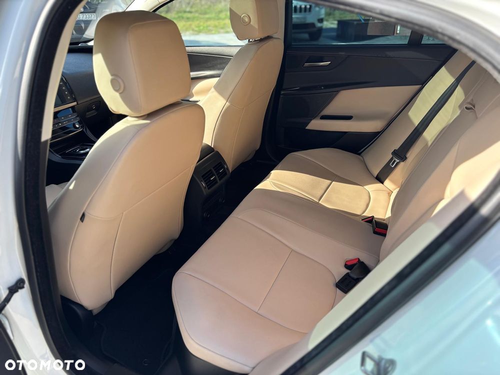 Jaguar XE 25t Prestige - 18