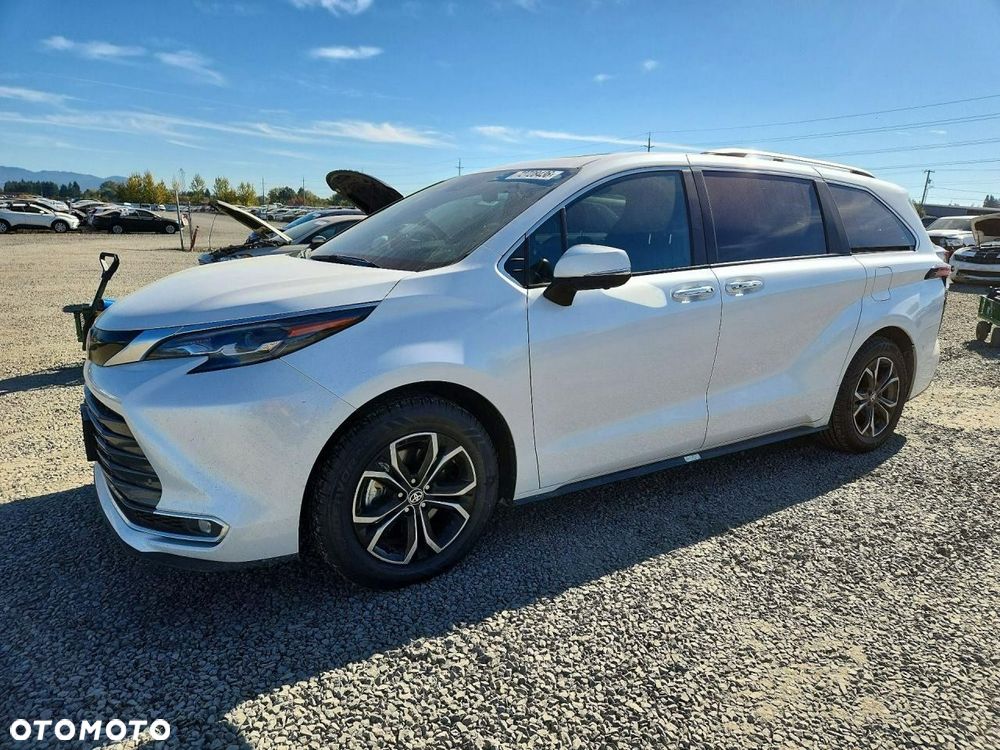 Toyota Sienna - 1