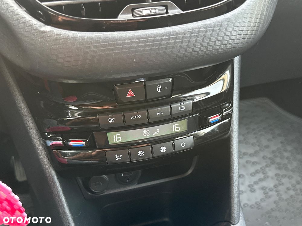 Peugeot 208 - 32