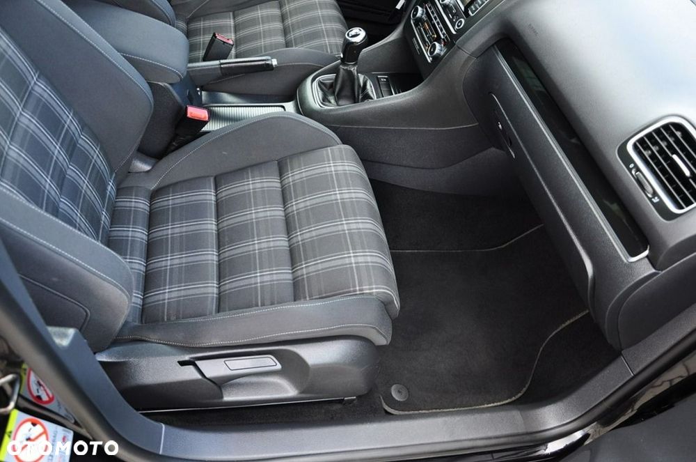 Volkswagen Golf - 28