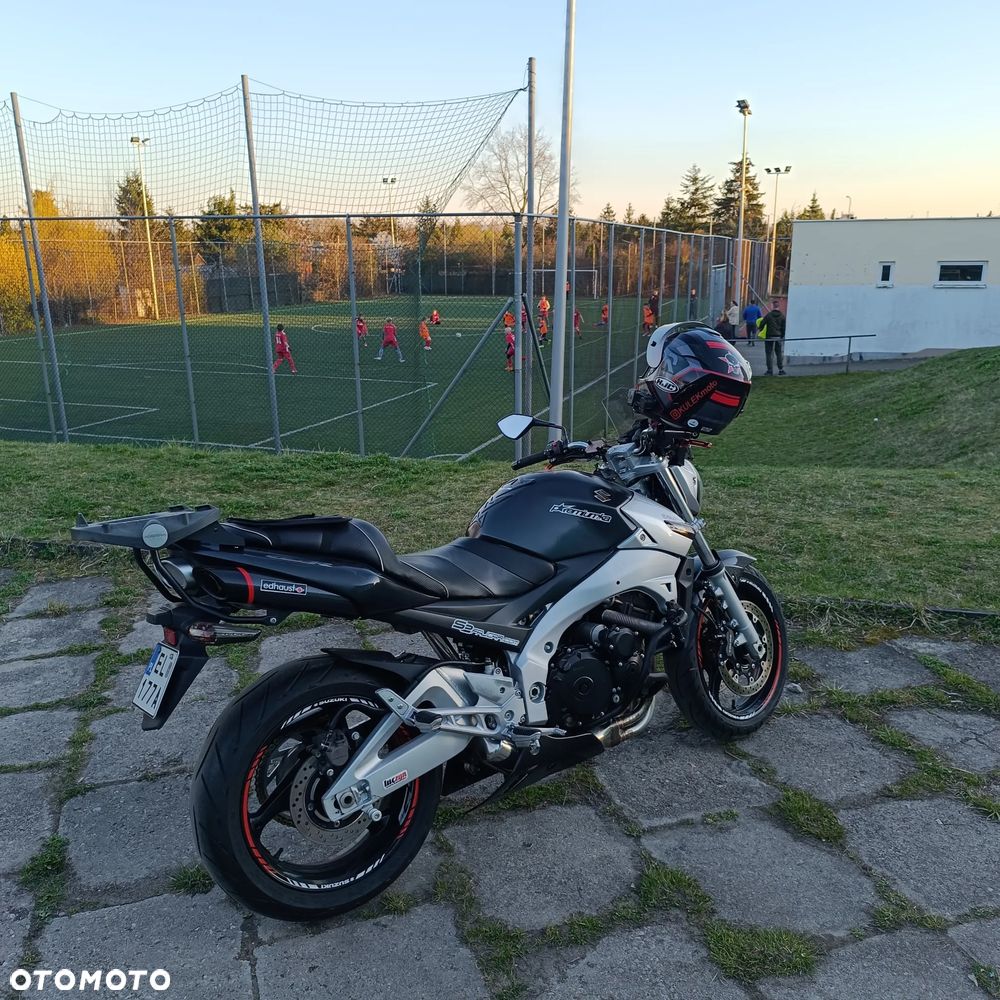 Suzuki GSR - 2
