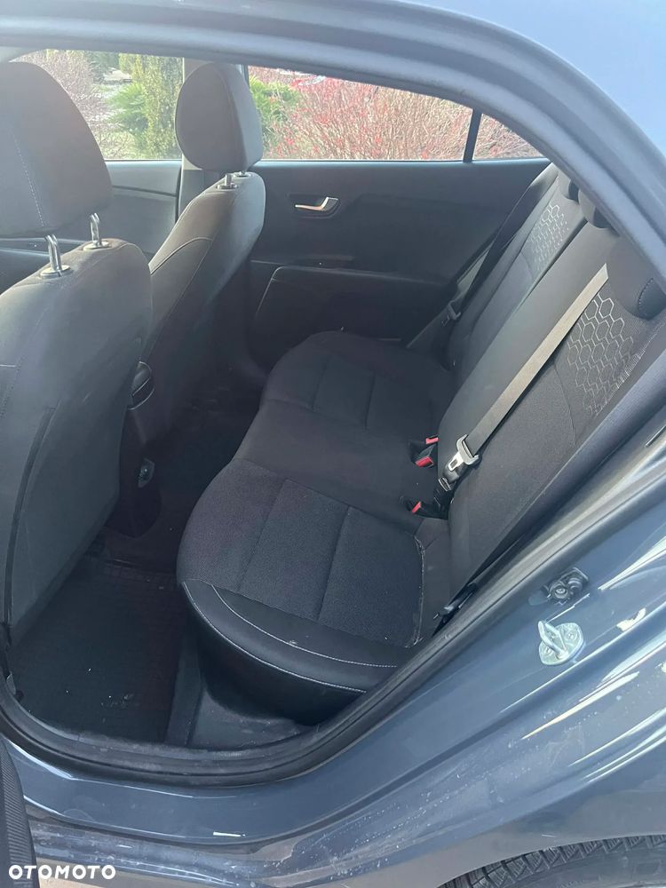 Kia Rio 1.2 L - 8