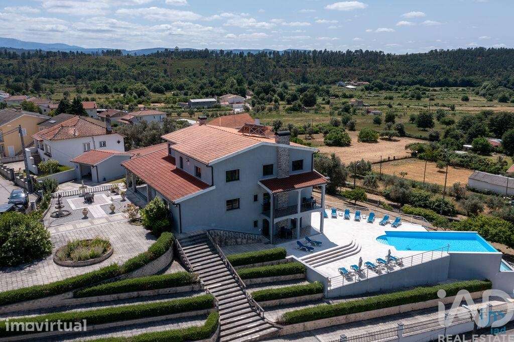 Casa / Villa T6 em Secarias de 398,00 m2