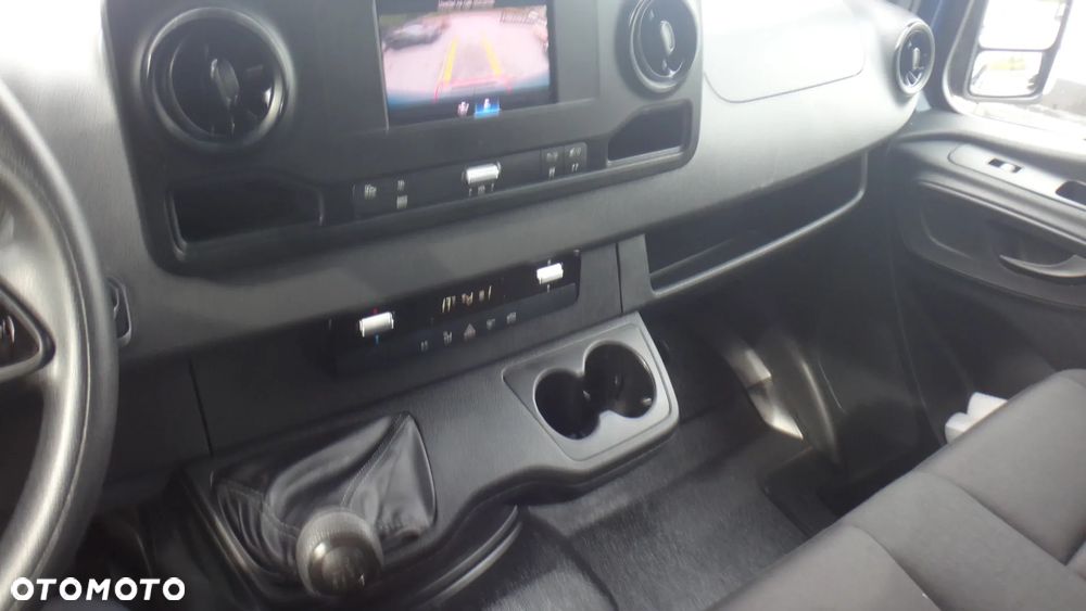 Mercedes-Benz Sprinter - 14