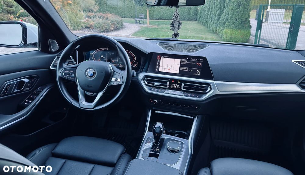 BMW Seria 3 330i xDrive M Sport - 10